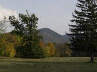 Angolpark, háttérben az Őr-hegy