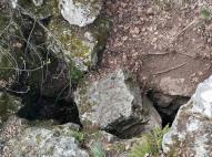 Hasadékba beszorult kockakő