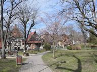 A tér nyugati oldala a park felől