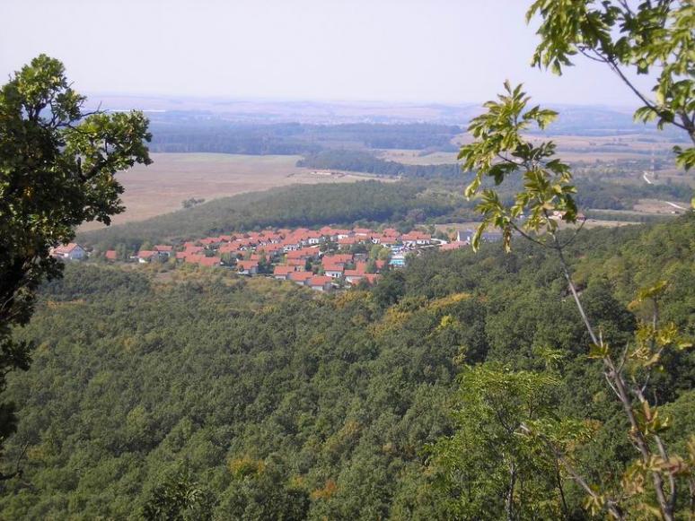 Kilátás Zsigmond-kőről: Vértessomló