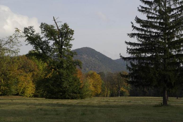 Angolpark, háttérben az Őr-hegy