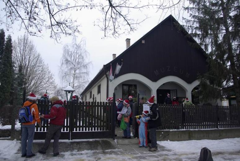 Rövid pihenő a Falumúzeumnál