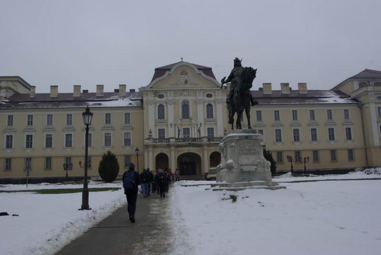 Kálmán herceg szobra az egyetem előtt