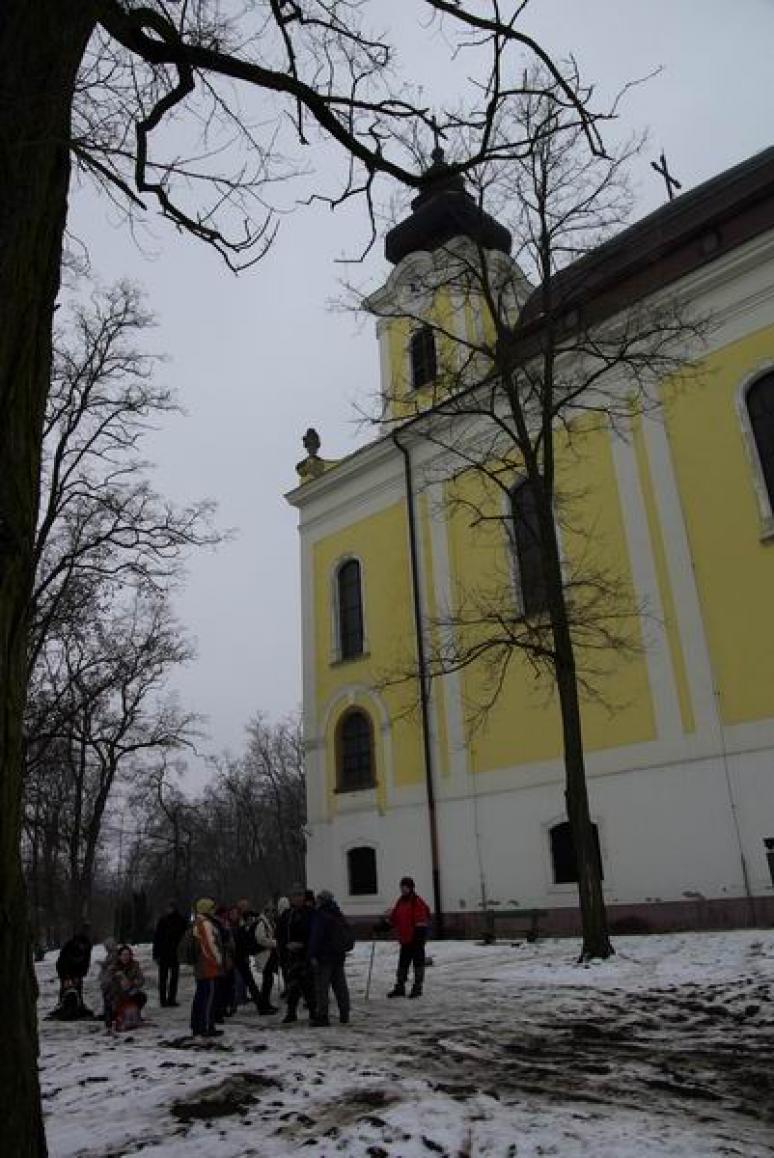 A besnyői templomnál