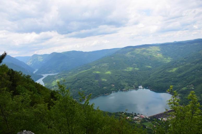 Kilátás a Drina-folyóra, és a Peručac-tóra