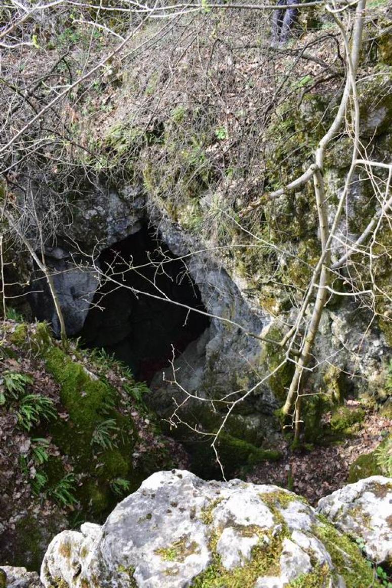 Hét-lyuk zsomboly egyik bejárata, ahol leereszkedtünk