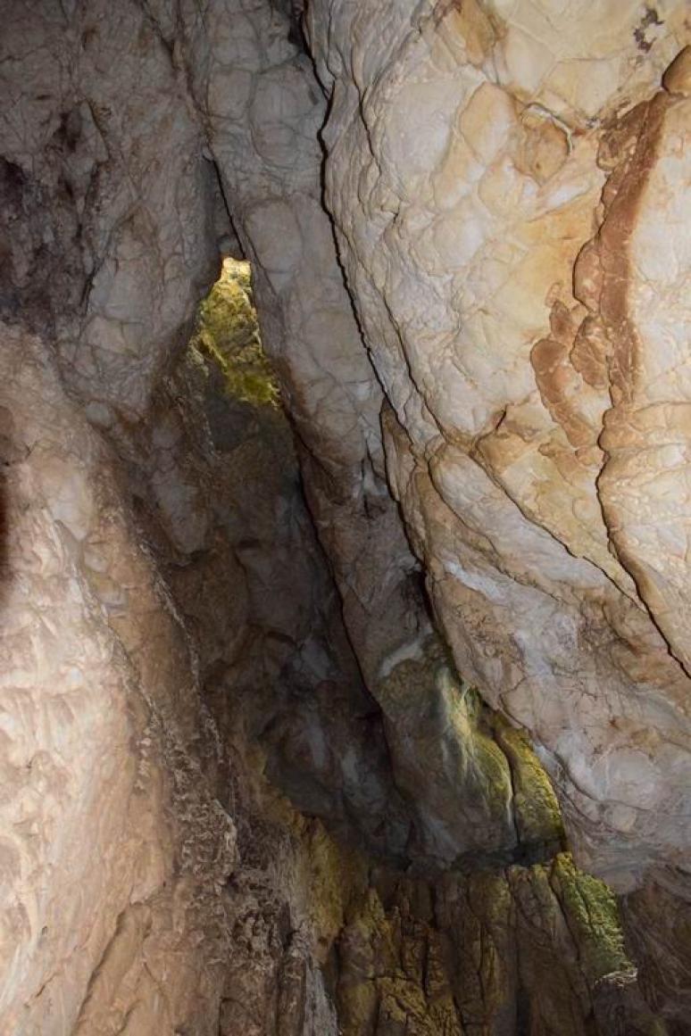 Kezdődő cseppkőképződmények