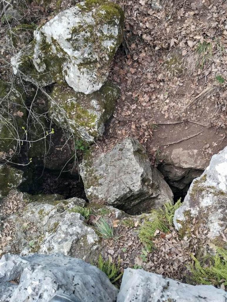 Hasadékba beszorult kockakő