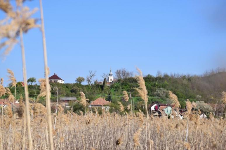 Kisterenyei templom a Kazár-patak felől