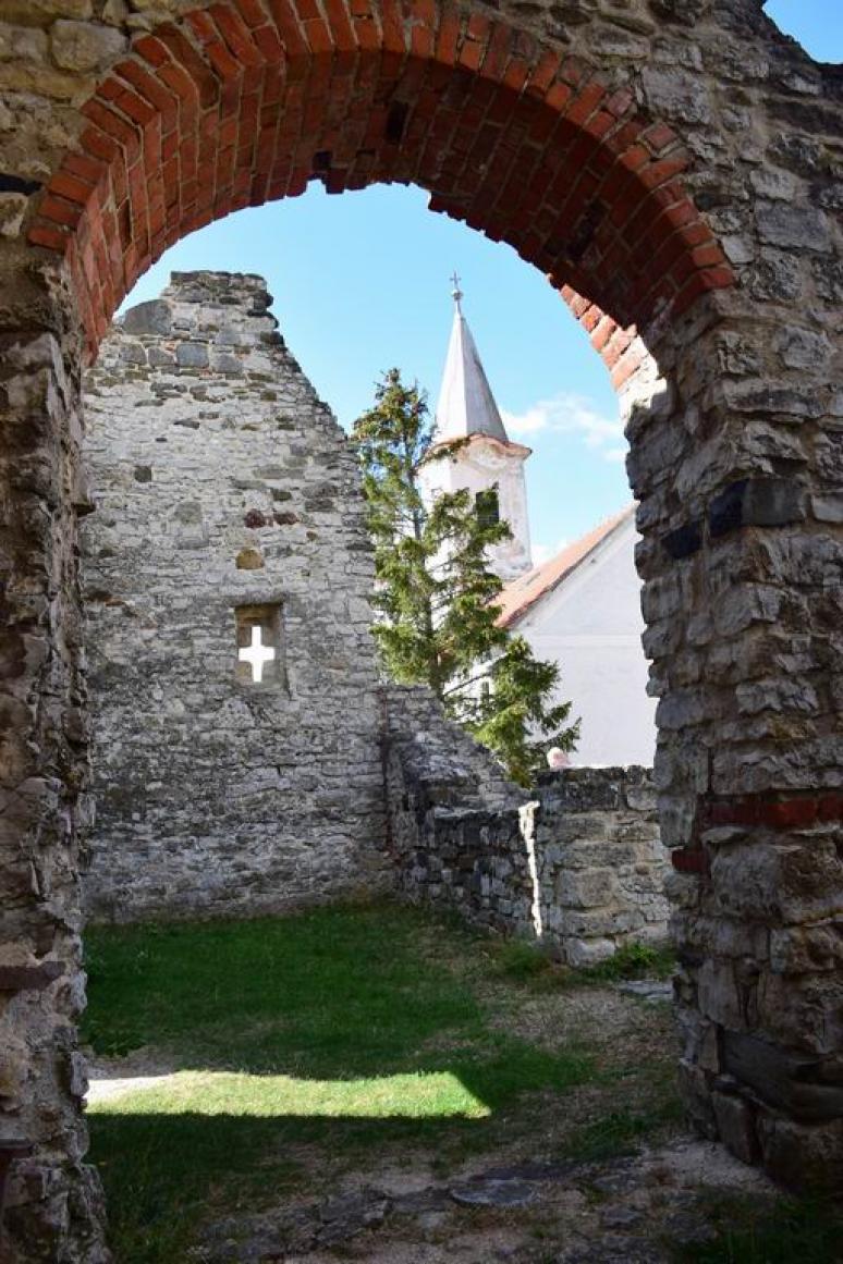 Felsődörgicsei-templomrom és az evangélikus-tp.