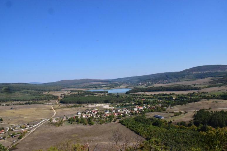 Hegyesd és a tava