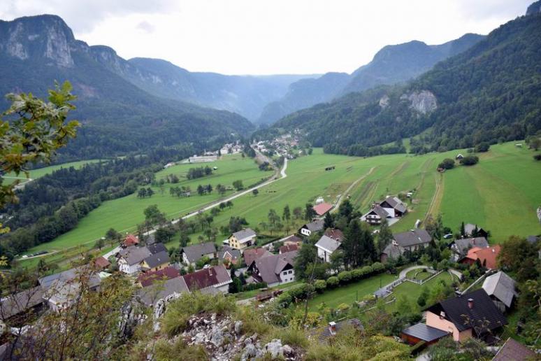 Kilátás a Bohinjska Bela-i mészkőfalról