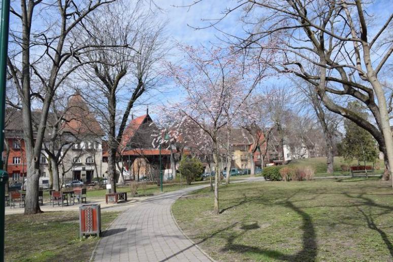 A tér nyugati oldala a park felől