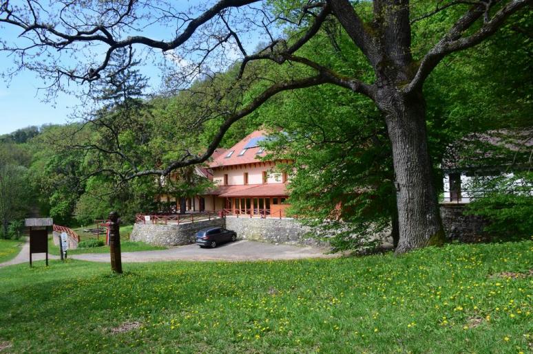 Várkúti-turistaház