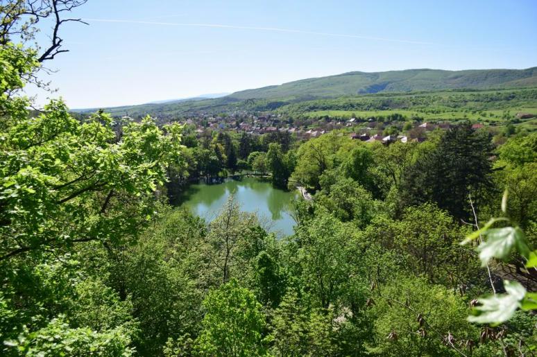 Kilátóhely a tó felett