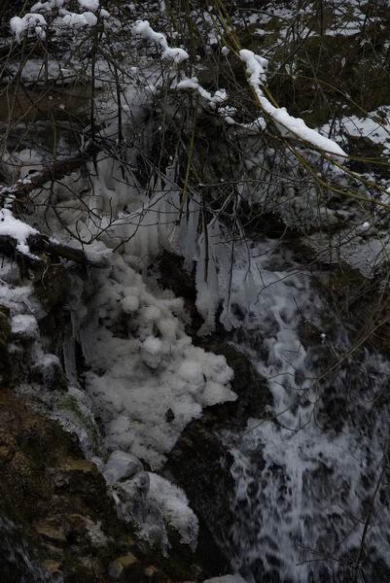 Fagyott alakzatok a vízesésen