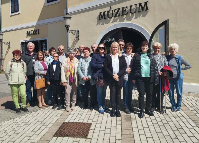 Csoportkép a Múzeum előtt