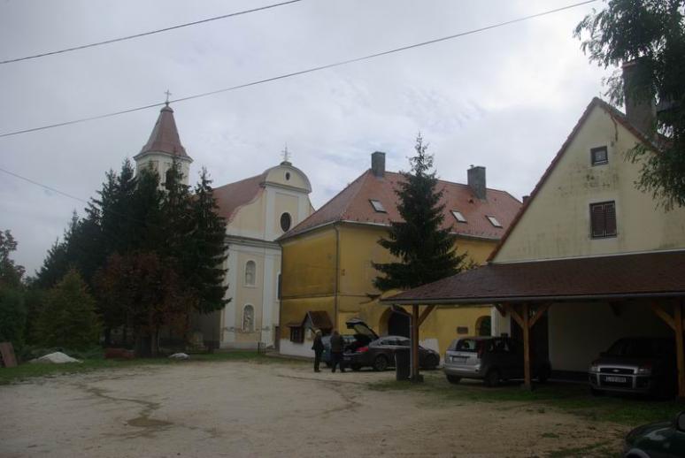 Homkkomárom, Kegytemplom és zárda