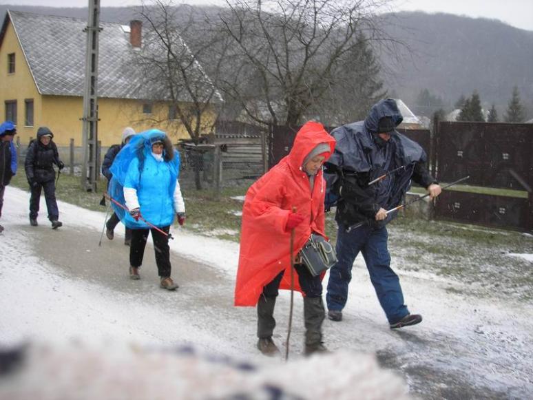 Kezdődő hóesésben